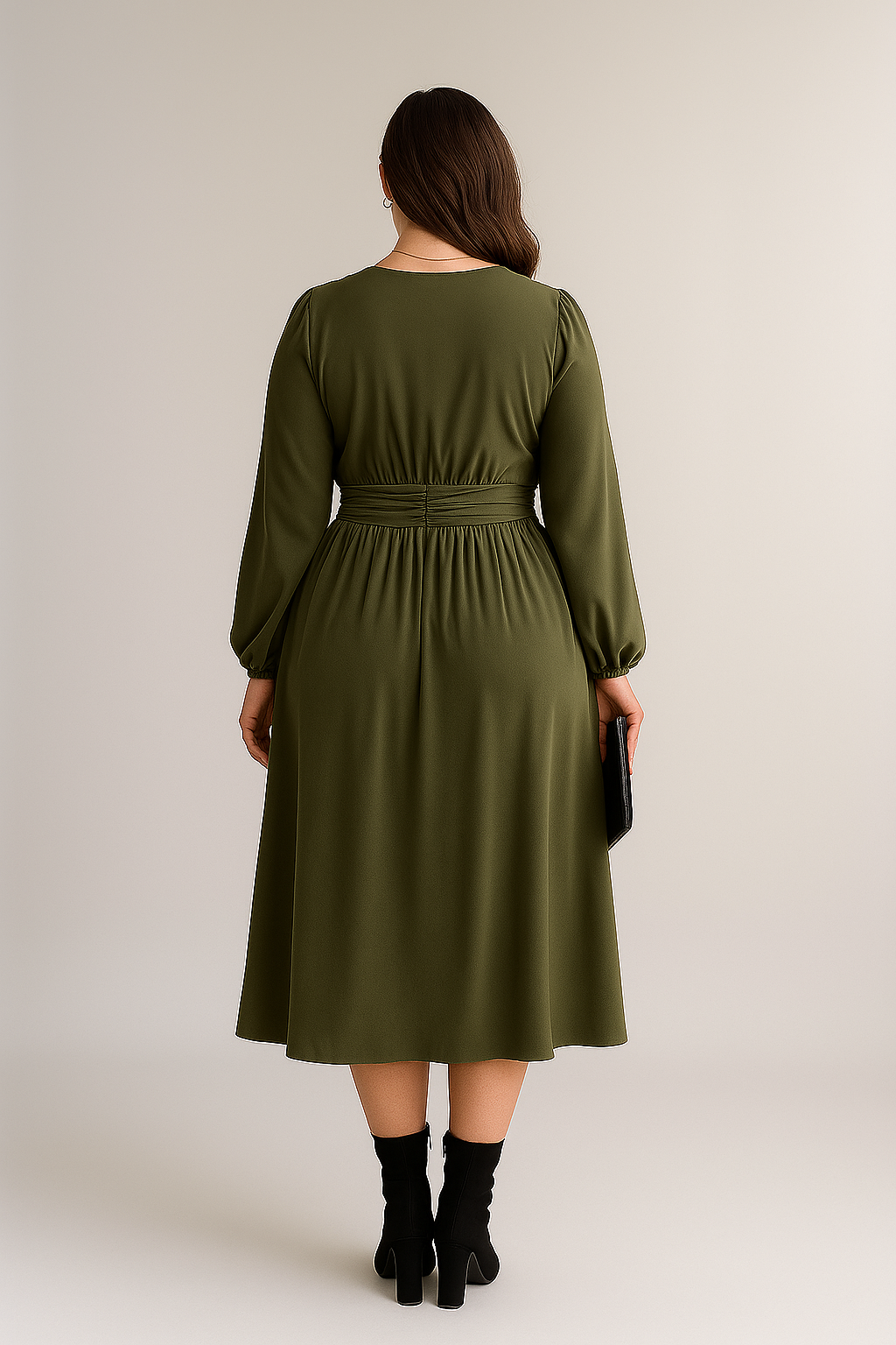 Oliwkowozielona sukienka midi z dekoltem w serek i długim rękawem 2