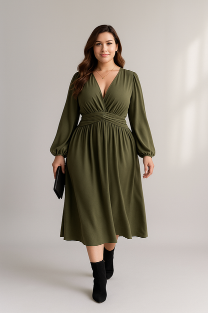 Oliwkowozielona sukienka midi z dekoltem w serek i długim rękawem 0