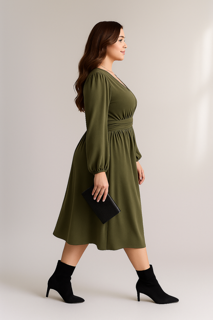 Oliwkowozielona sukienka midi z dekoltem w serek i długim rękawem 1